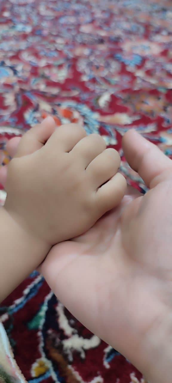 تصویر «دستان کوچک دخترم، در خواب»