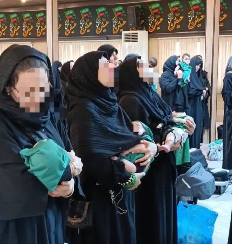 آیین شیرخوارگان حسینی در شیرخوارگاه شبیر؛ مادران میزبان با کودکان در آغوش (چهرهٔ کودکان در عکس منبع، پوشانده شده است)